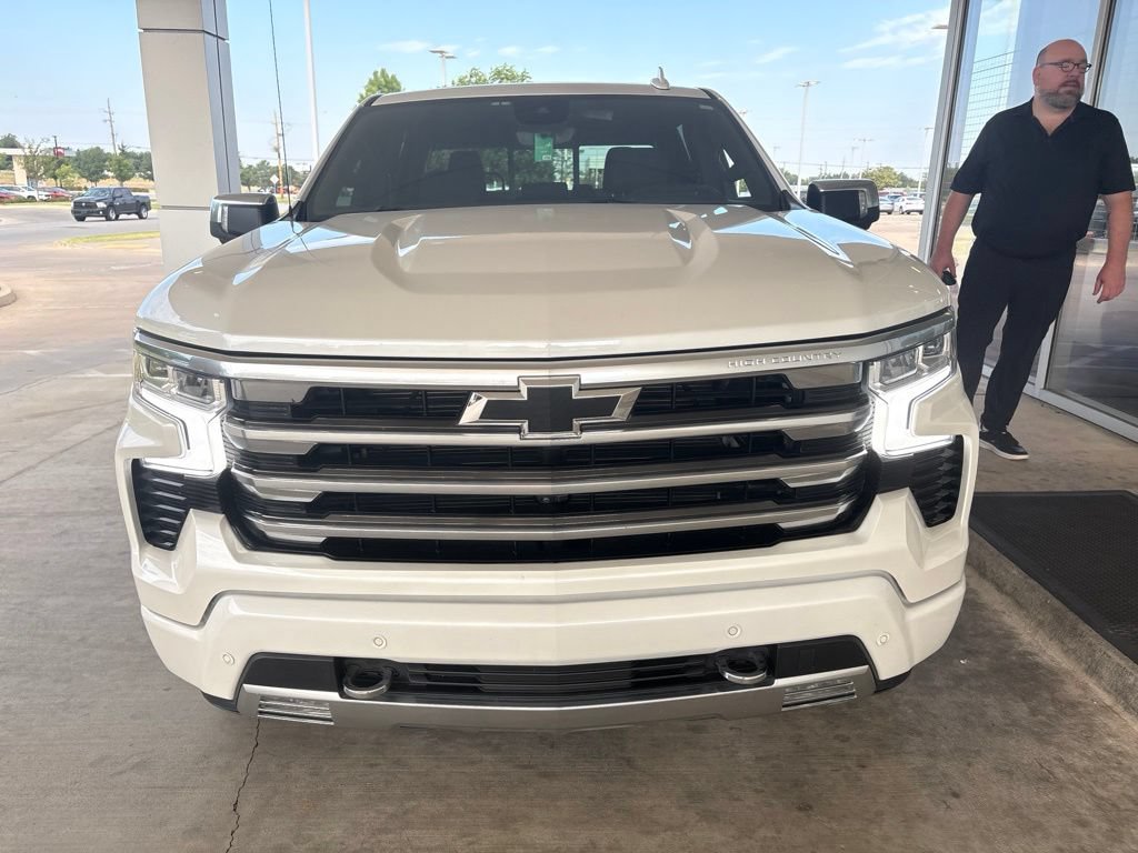 Used 2024 Chevrolet Silverado 1500 High Country w/ High Country Premium Package AWD/4WD image 2
