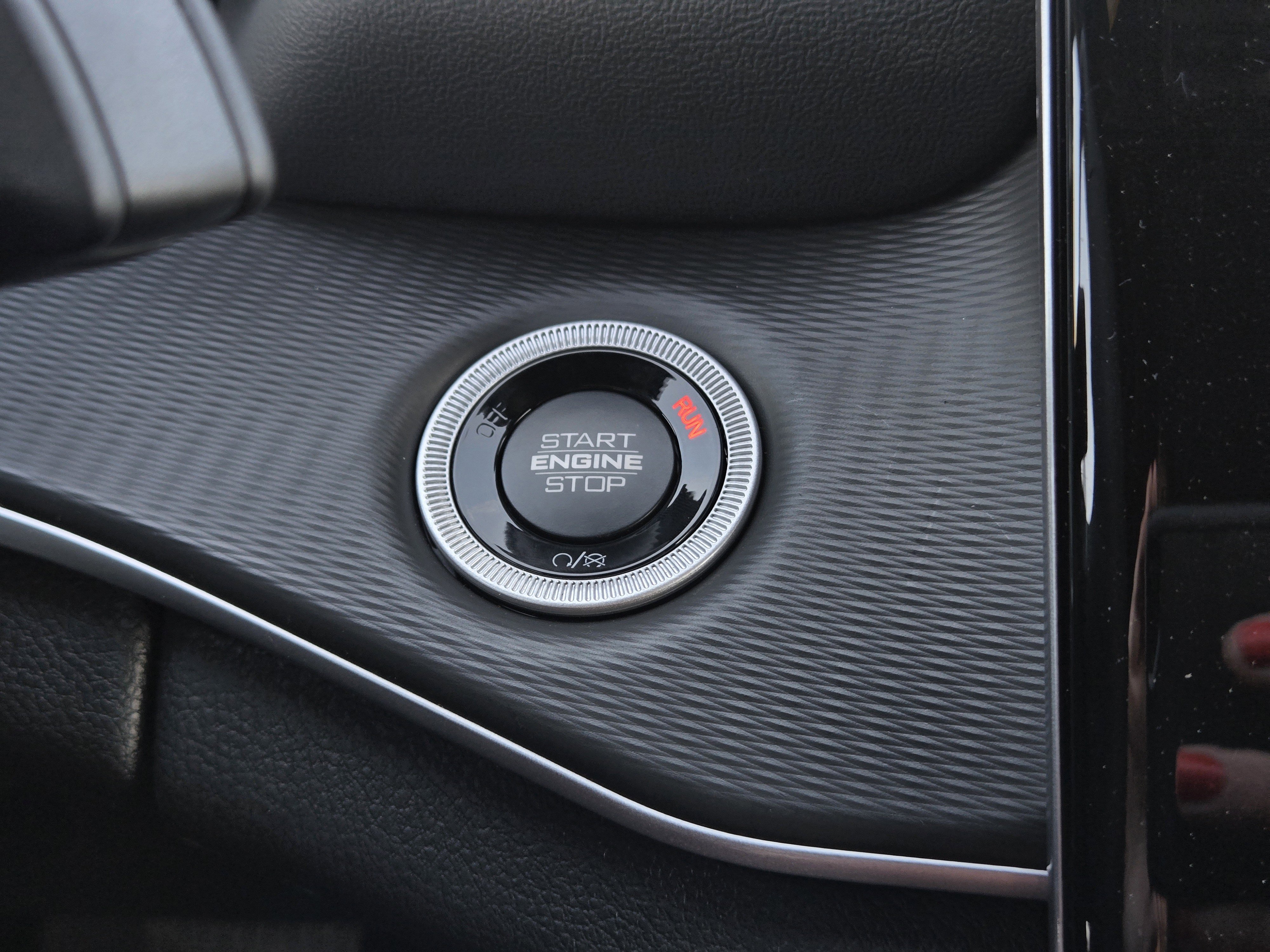 New 2025 Jeep Grand Cherokee Laredo w/ Luxury Tech Group I RWD image 9