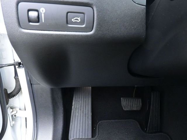 Used 2019 Volvo XC60 T5 Momentum w/ Premium Package image 16