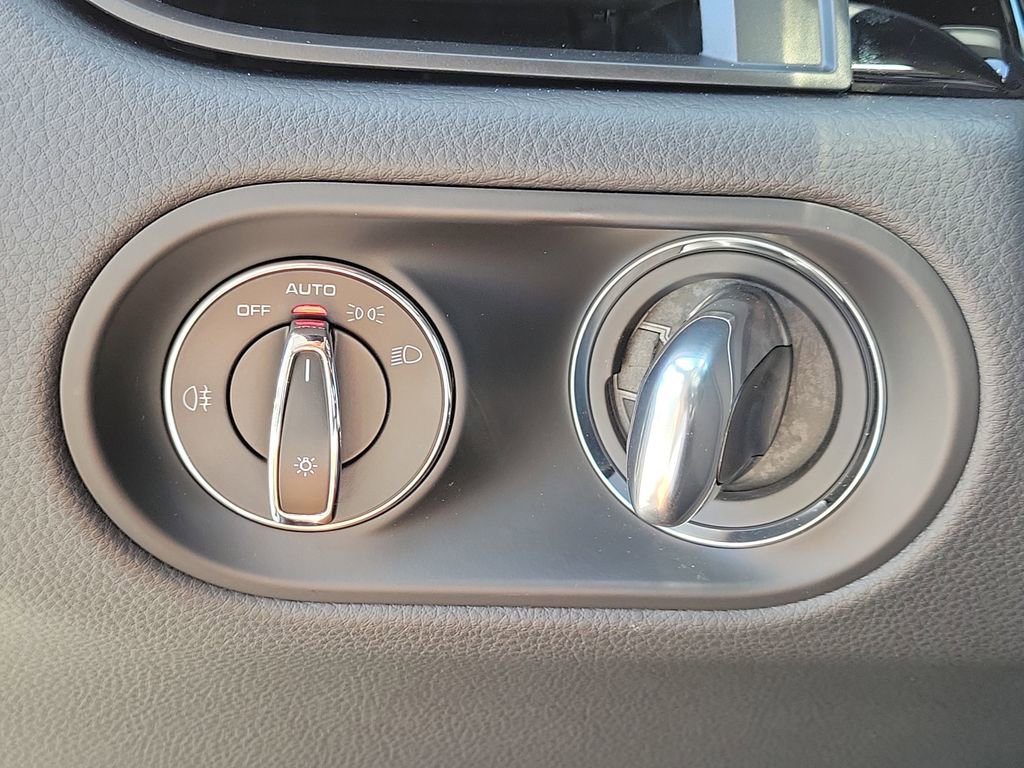 Certified 2025 Porsche Macan image 39