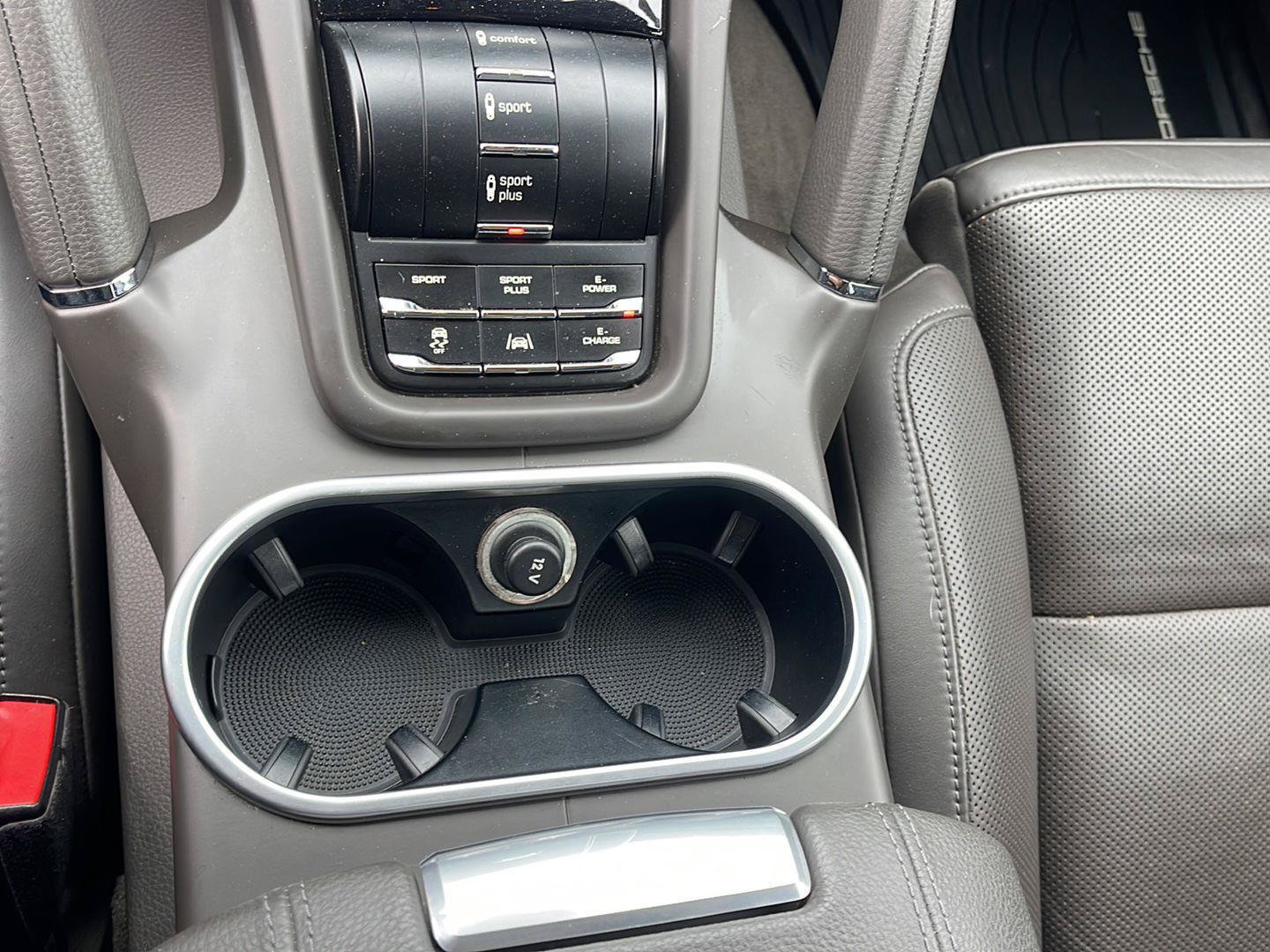 Used 2018 Porsche Cayenne S Platinum AWD/4WD image 29