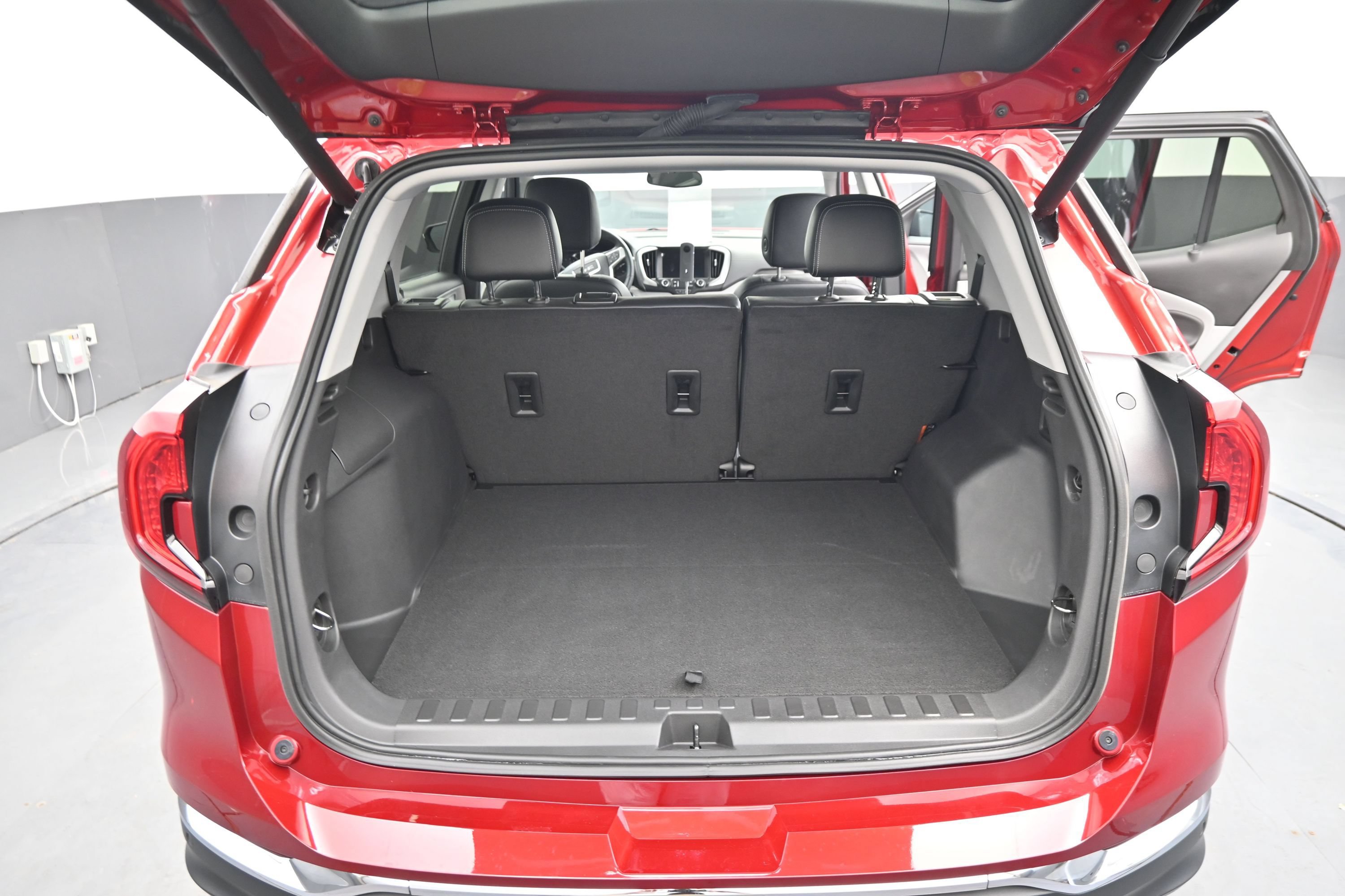 Used 2023 GMC Terrain SLT w/ Tech Package FWD image 14