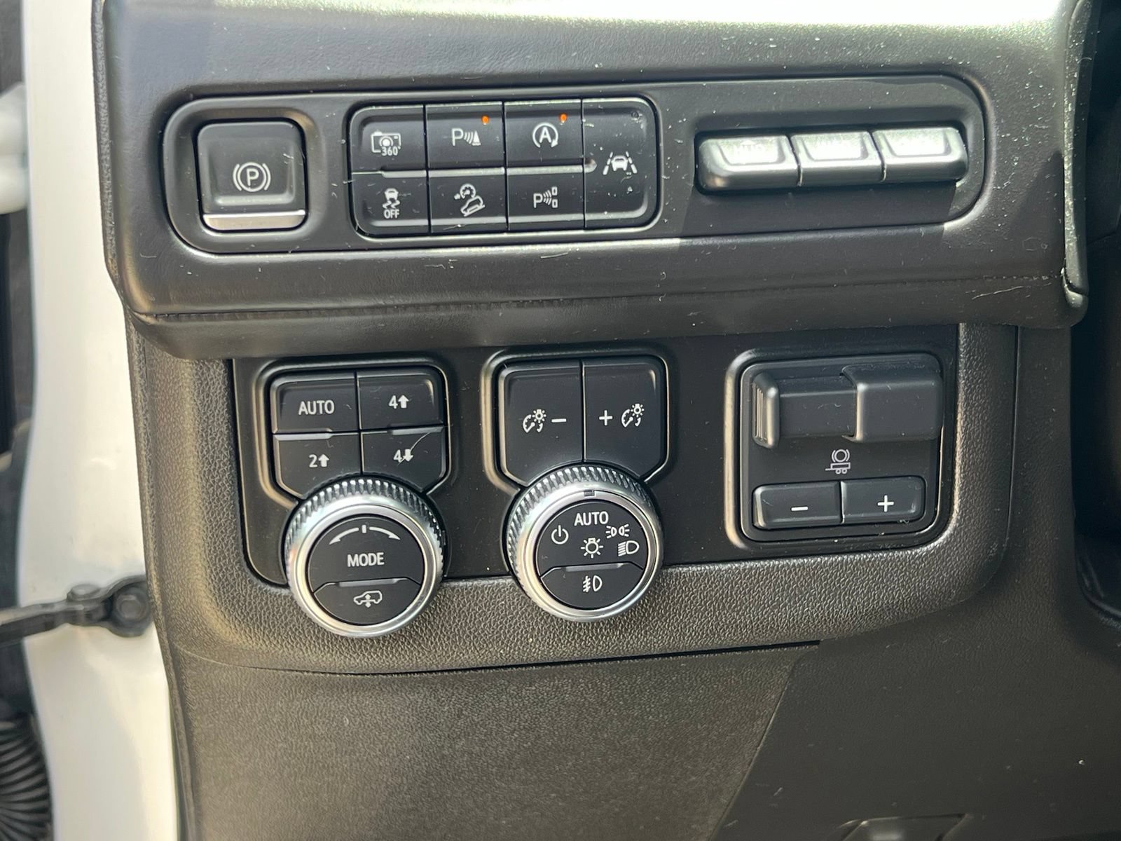 Used 2023 GMC Yukon Denali Ultimate AWD/4WD image 31