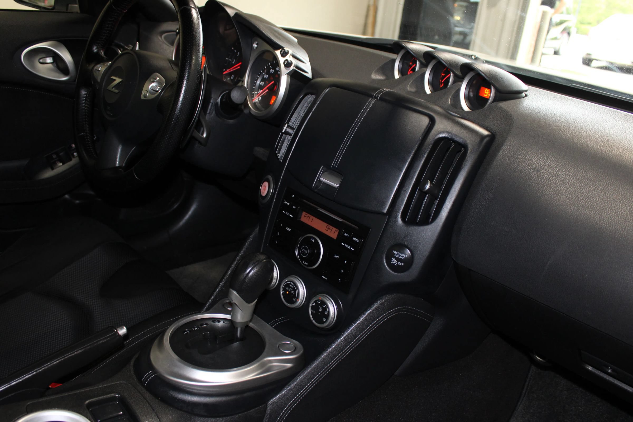 Used 2011 Nissan 370Z Coupe RWD image 24
