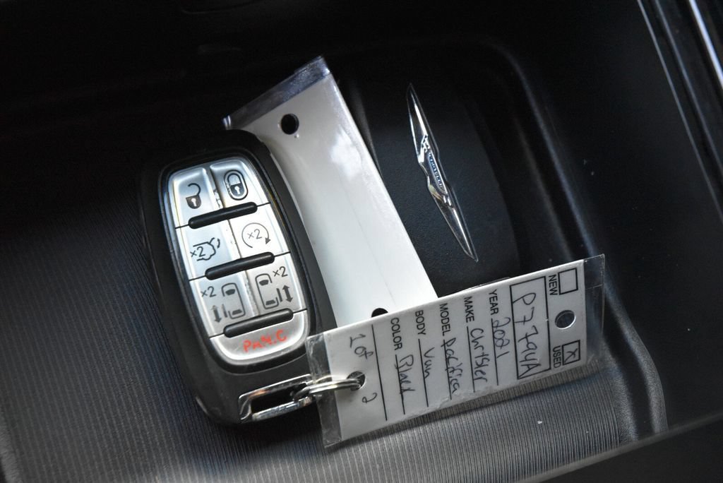 Used 2021 Chrysler Pacifica Touring-L w/ Uconnect Theater Family Group FWD image 44