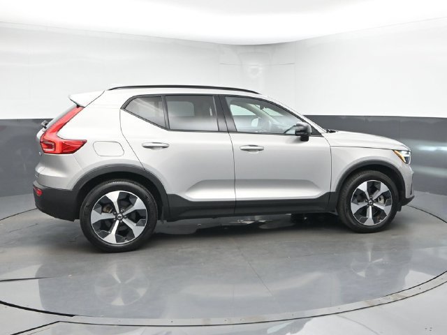 Used 2024 Volvo XC40 B5 Plus AWD/4WD image 9