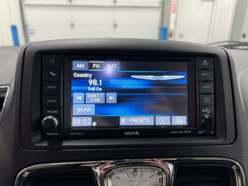 Used 2014 Chrysler Town & Country Touring FWD image 9