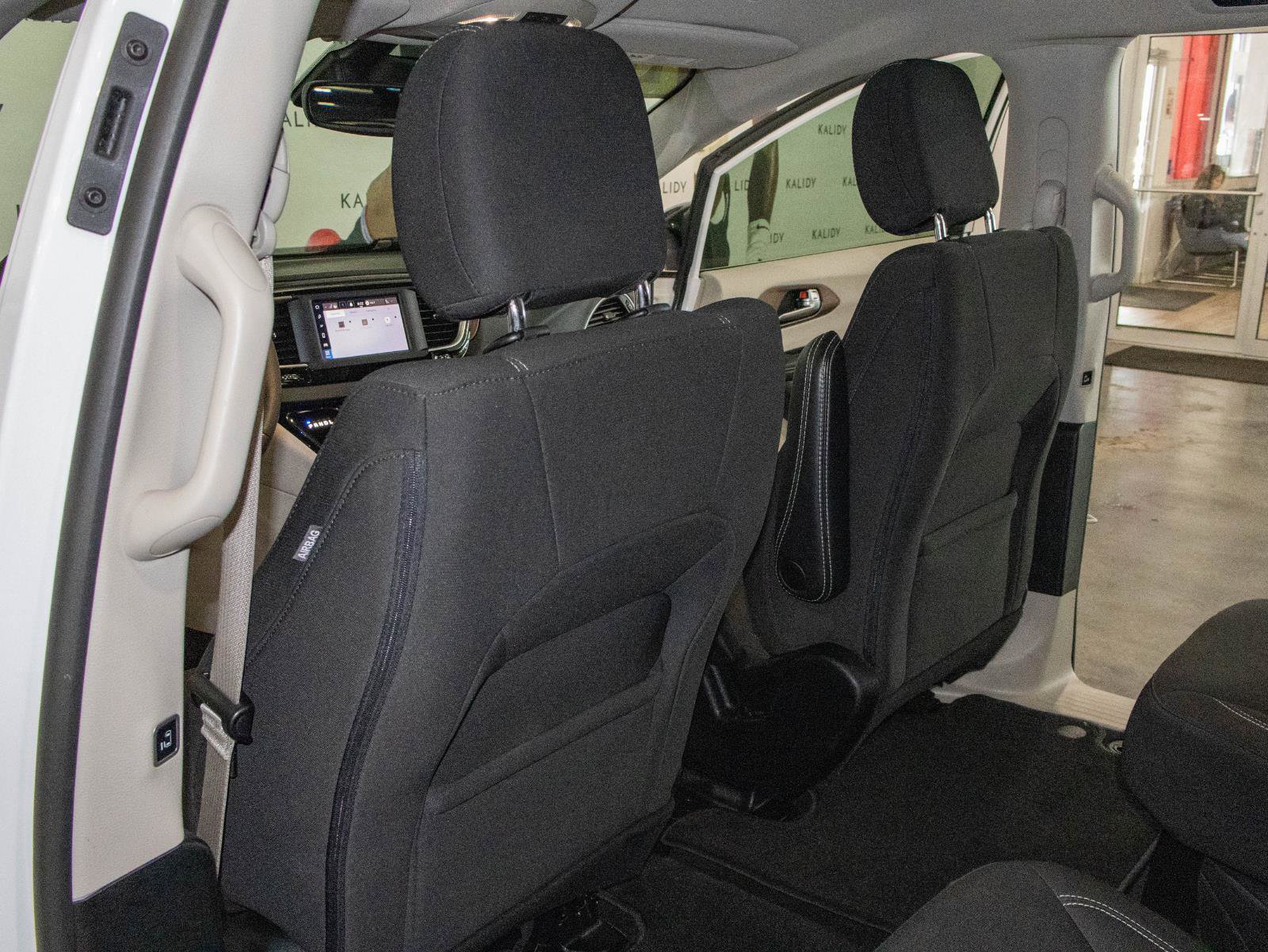 Used 2024 Chrysler Voyager LX FWD image 9