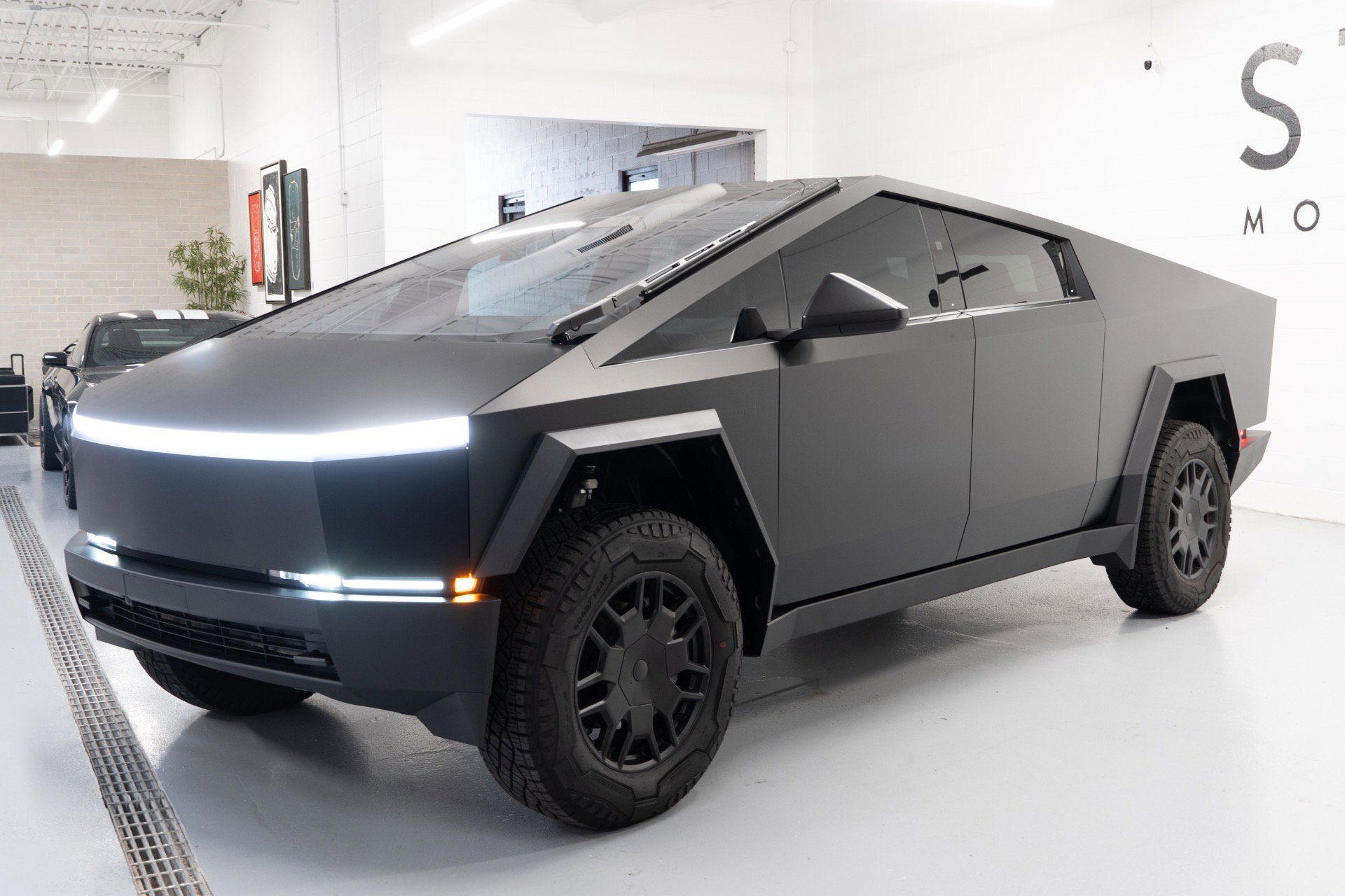 Used 2024 Tesla Cybertruck AWD Crew Cab image 3