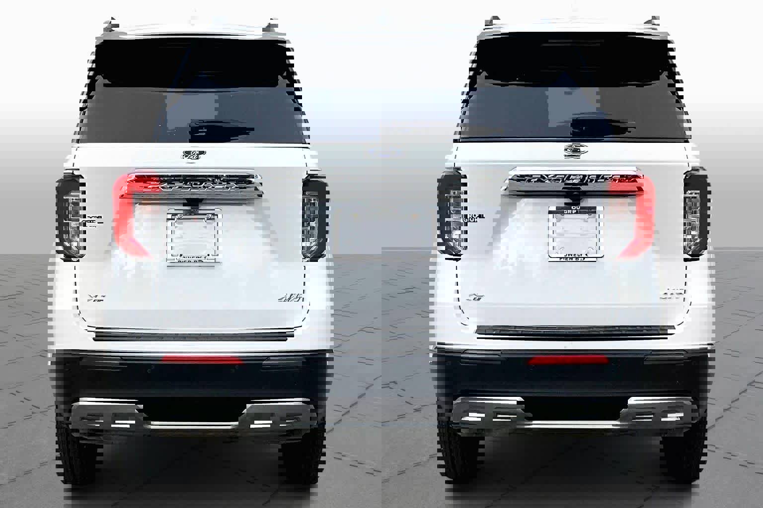 Used 2022 Ford Explorer XLT w/ Equipment Group 202A image 5