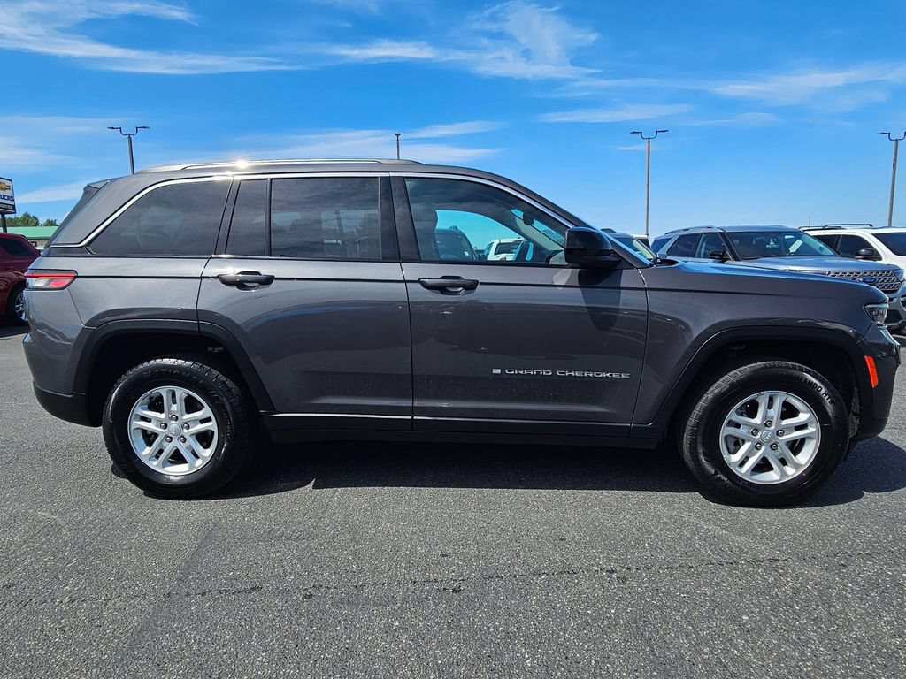 Used 2024 Jeep Grand Cherokee Laredo AWD/4WD image 2