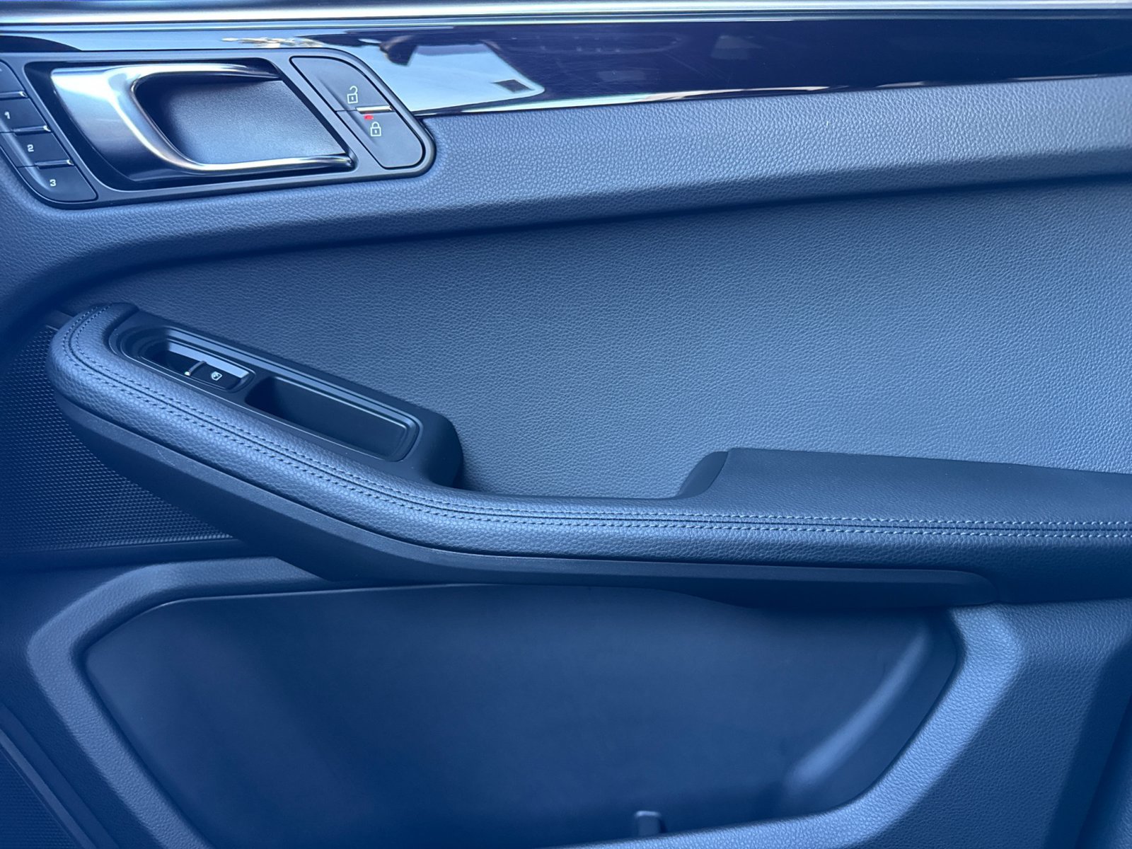 Certified 2025 Porsche Macan AWD/4WD image 20