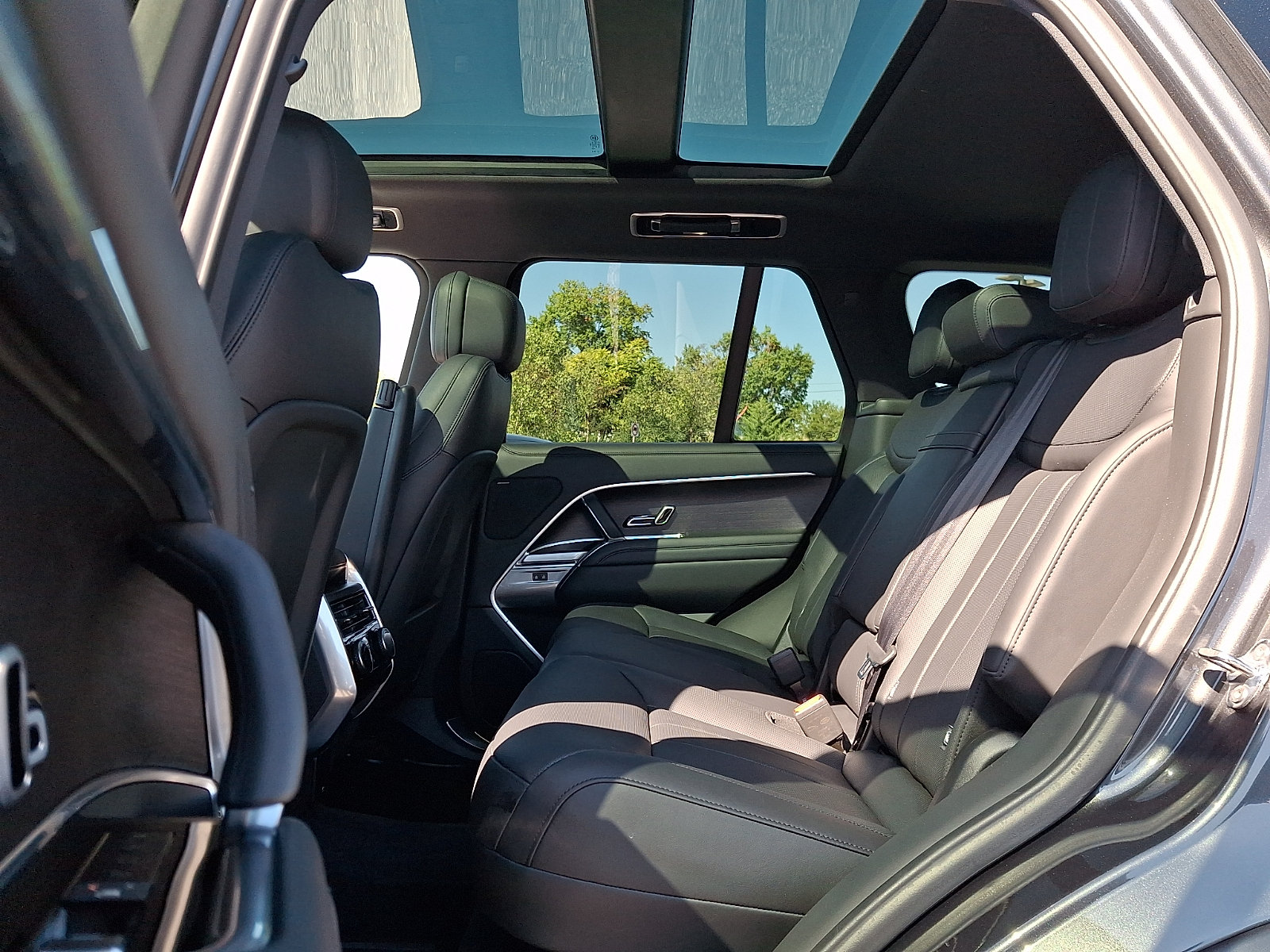 Used 2025 Land Rover Range Rover SE AWD/4WD image 9