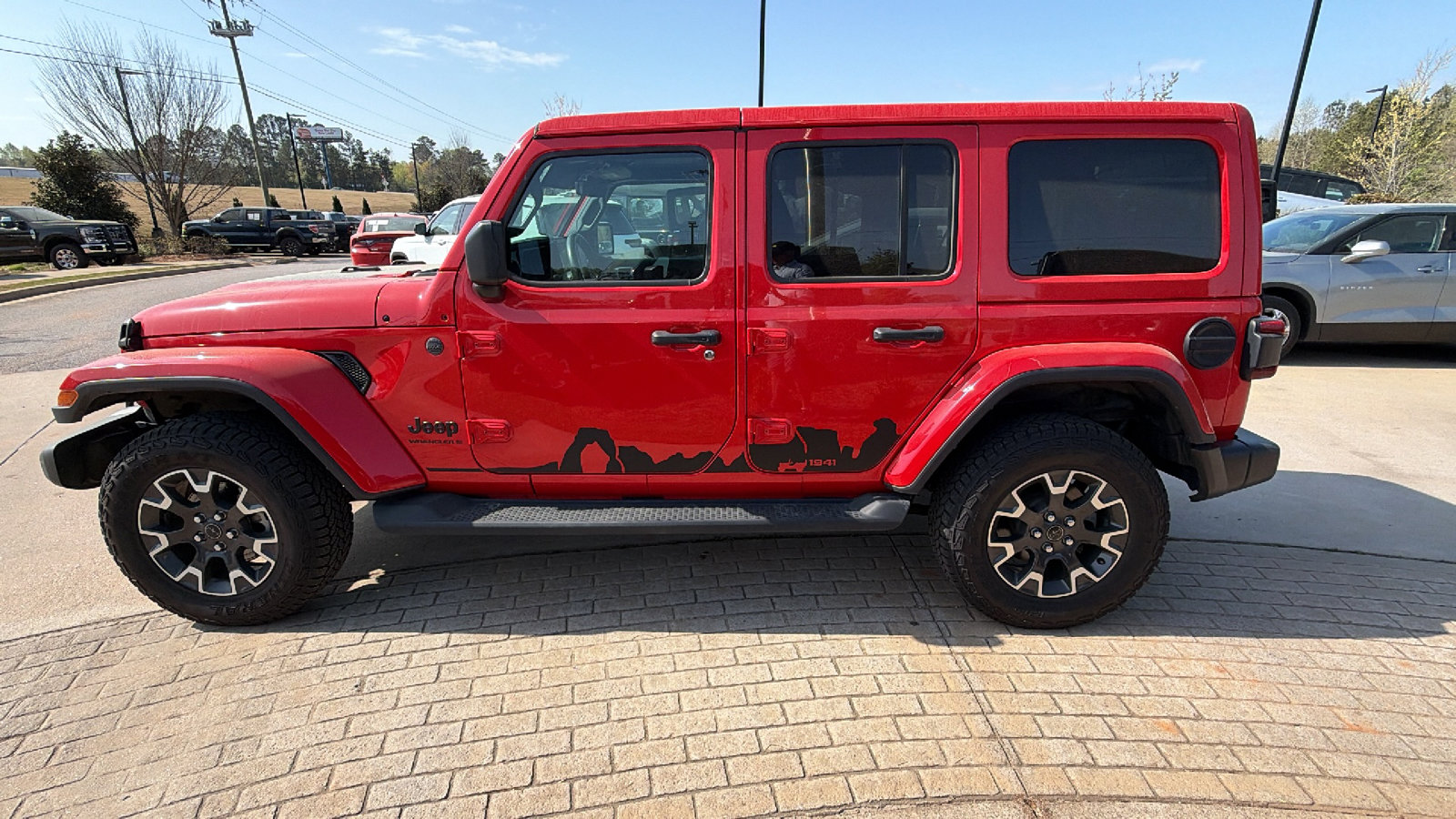 Used 2025 Jeep Wrangler Sahara w/ Dual Top Group AWD/4WD image 11
