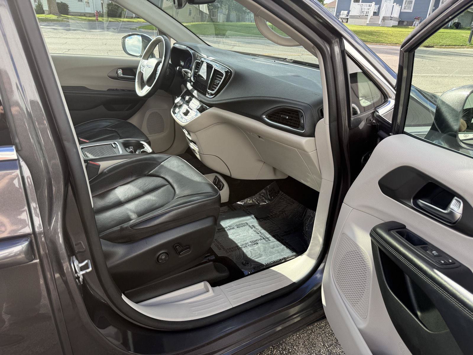 Used 2019 Chrysler Pacifica Limited FWD image 22