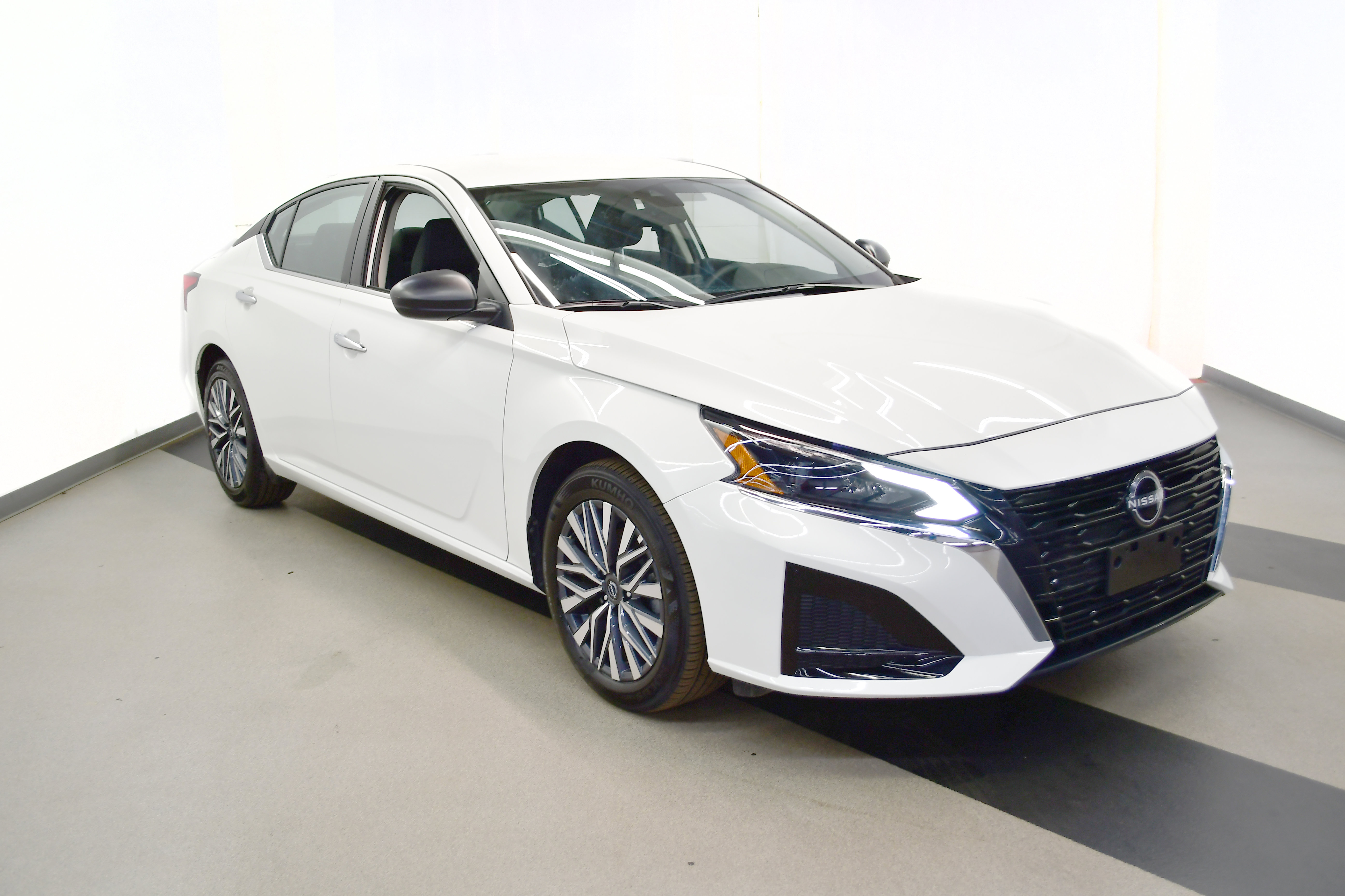 Used 2025 Nissan Altima 2.5 SV image 2