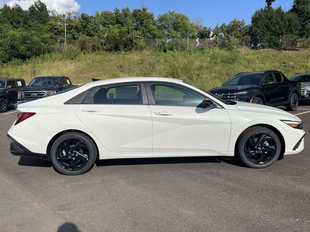 New 2026 Hyundai Elantra SEL Sport FWD image 2