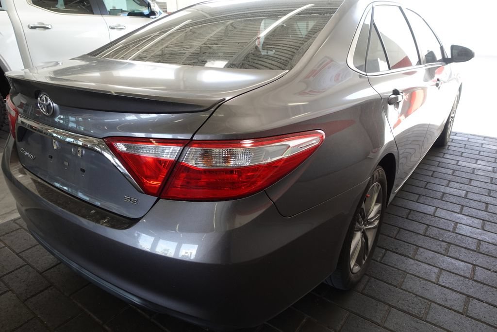 Certified 2017 Toyota Camry SE FWD image 3