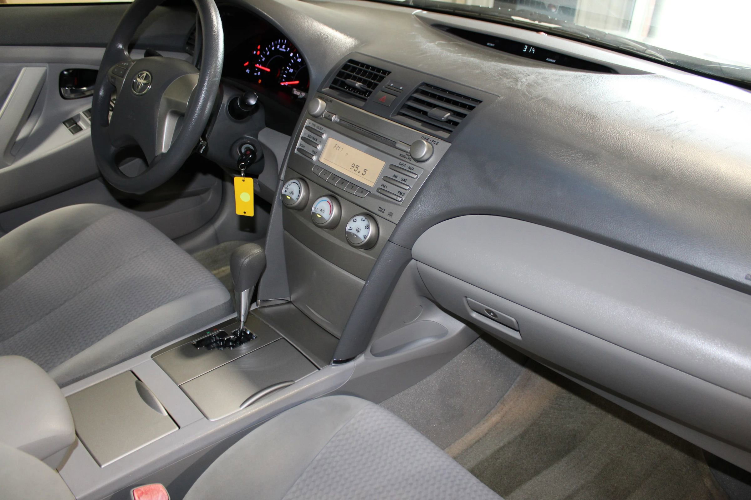 Used 2010 Toyota Camry LE image 23