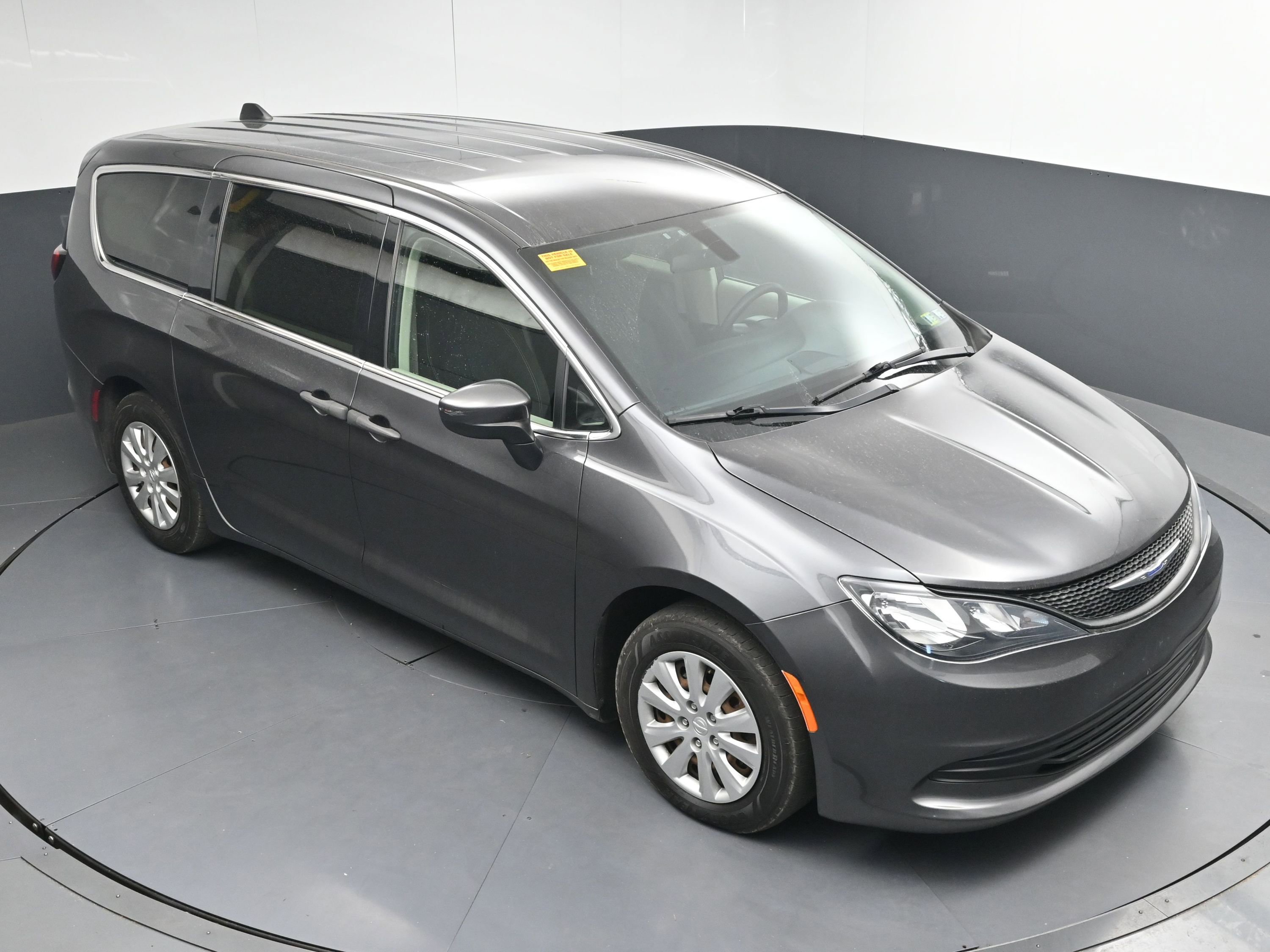 Used 2020 Chrysler Voyager L image 31