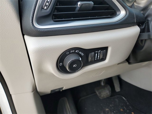 Used 2020 Chrysler Pacifica Touring-L Plus w/ Advanced Safetytec Group image 18