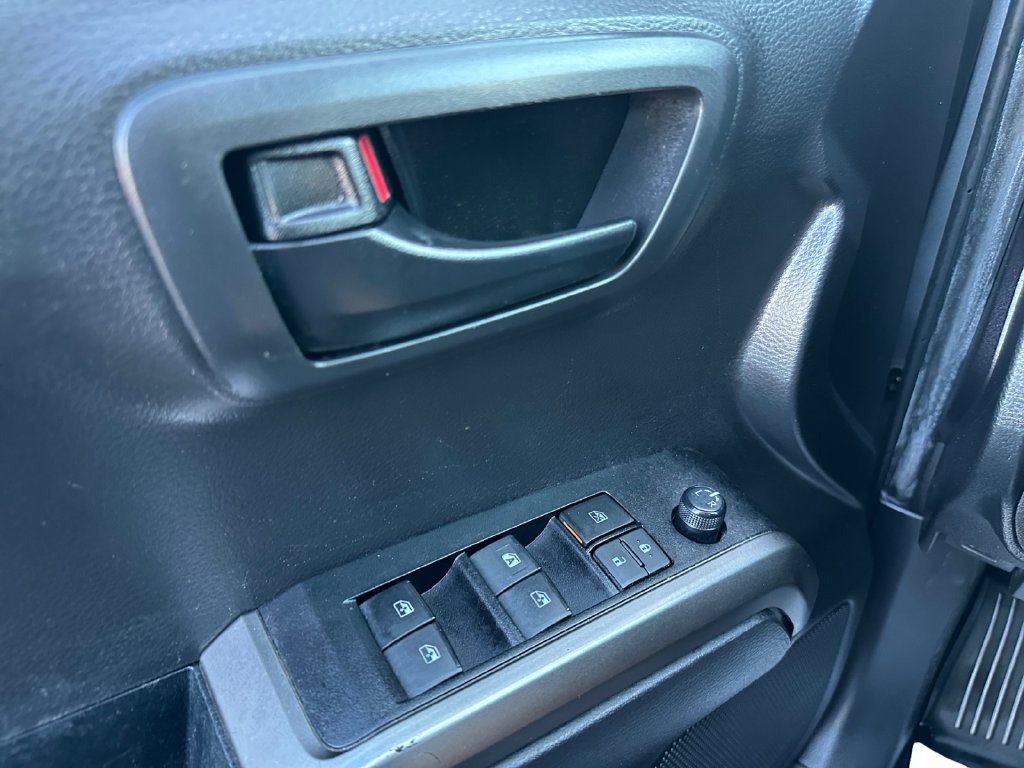 Used 2022 Toyota Tacoma SR5 RWD image 10