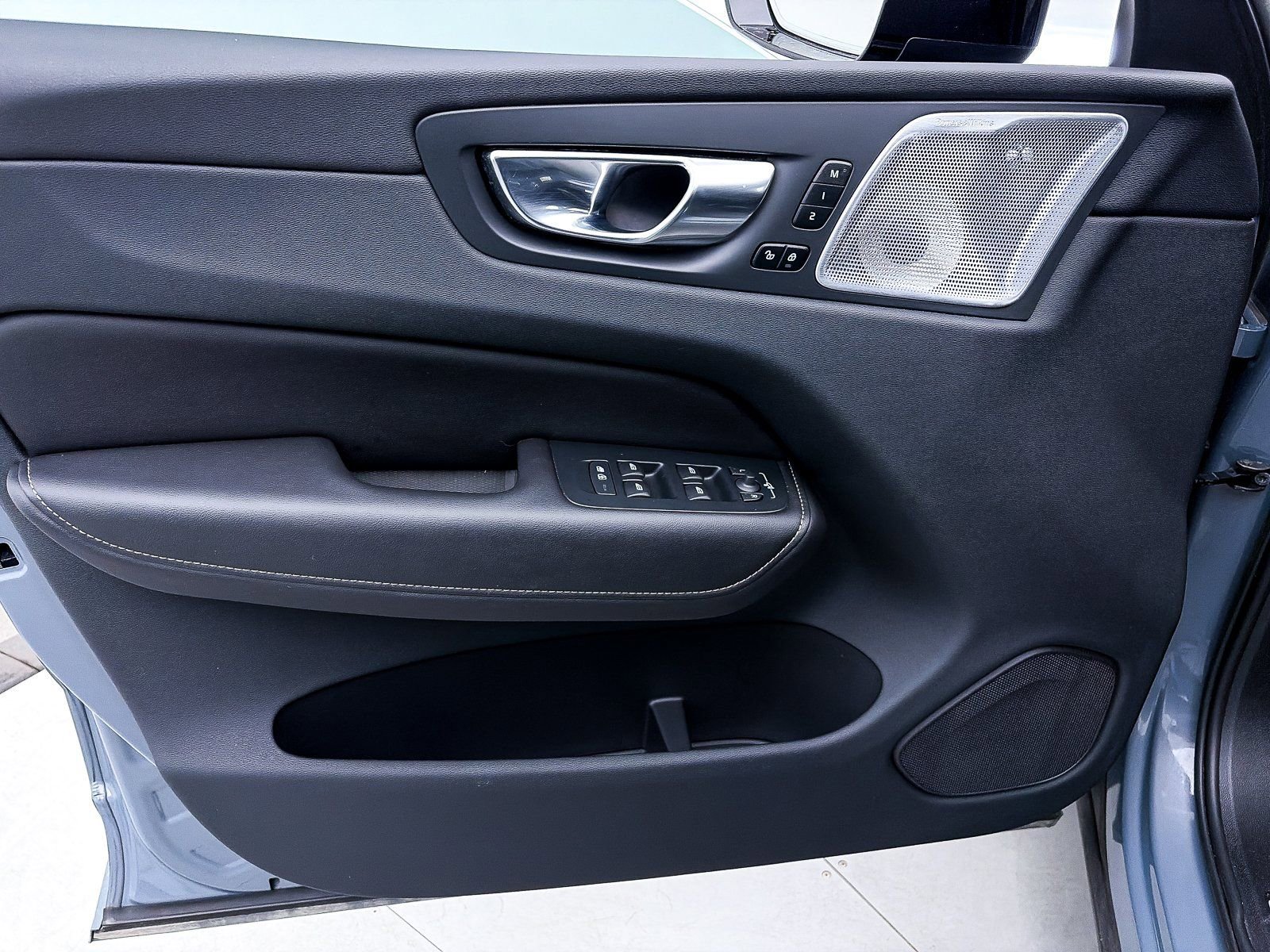 Used 2023 Volvo XC60 B6 Ultimate w/ Protection Package Premier image 19