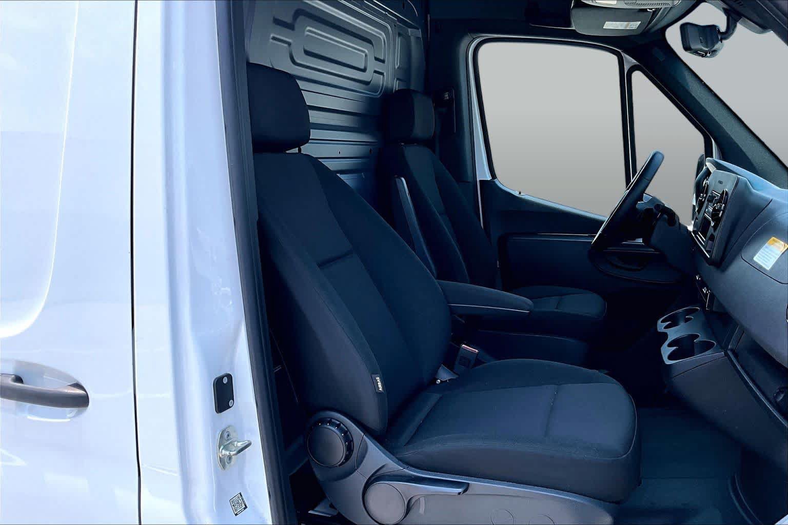 Used 2025 Mercedes-Benz Sprinter 2500 image 9