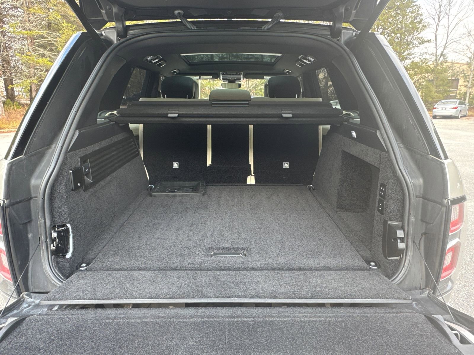 Used 2020 Land Rover Range Rover HSE image 18