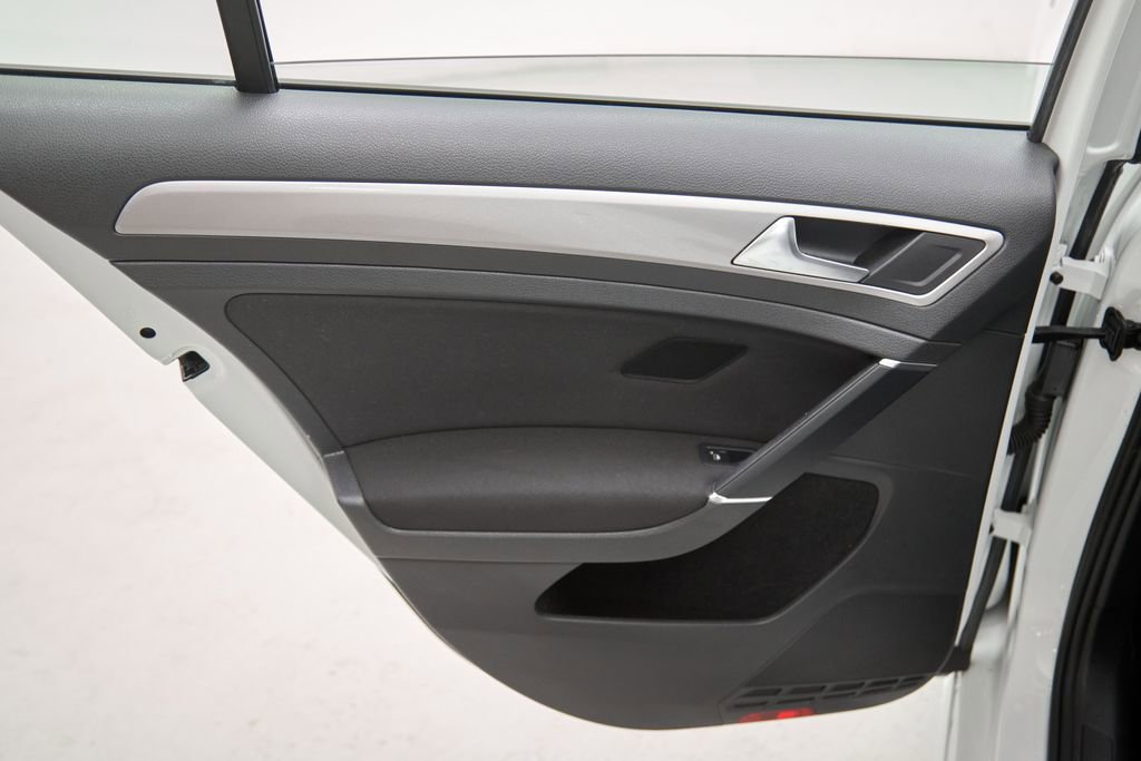 Used 2015 Volkswagen e-Golf Limited Edition image 22