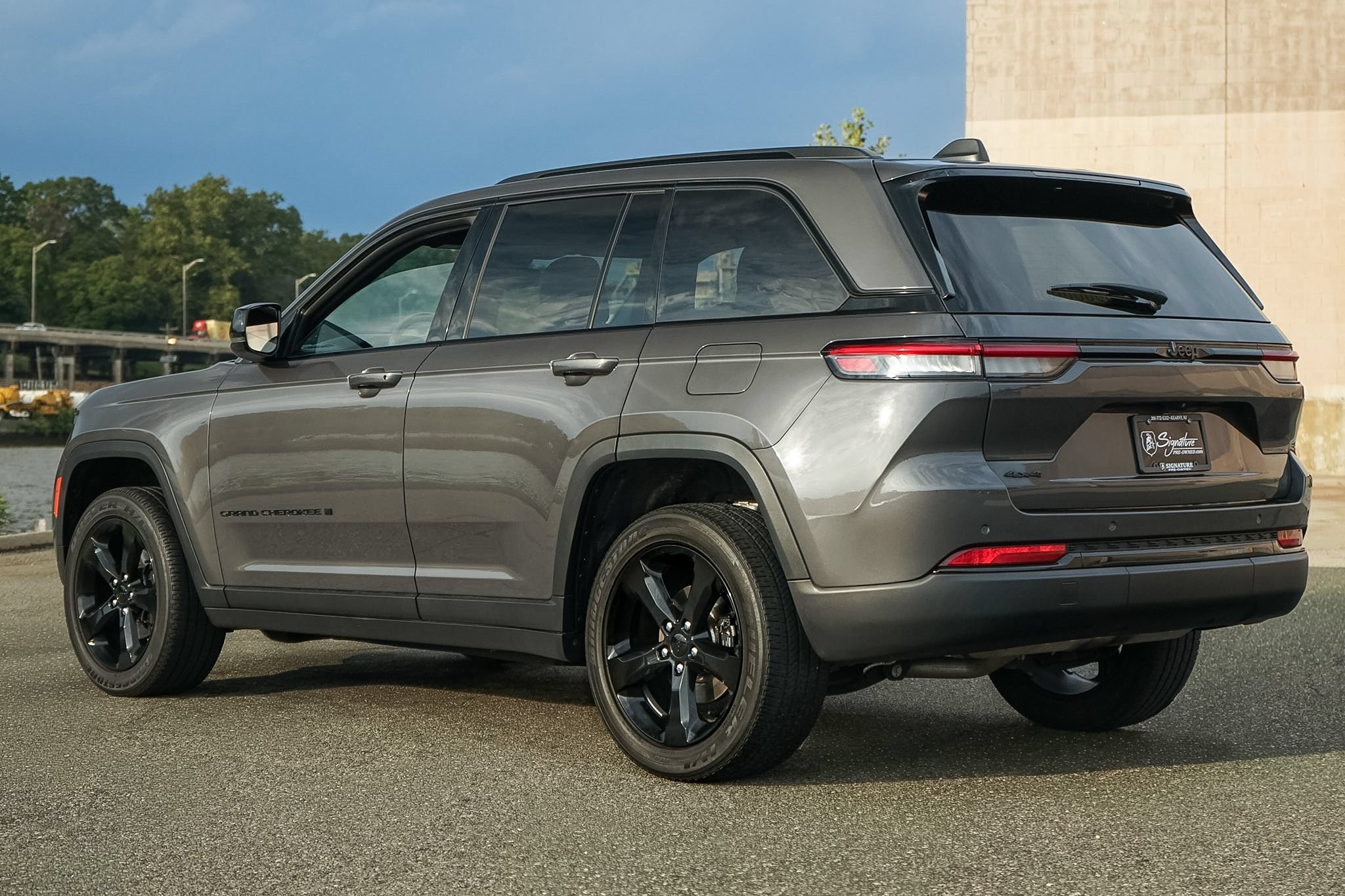 Used 2023 Jeep Grand Cherokee Altitude AWD/4WD image 3