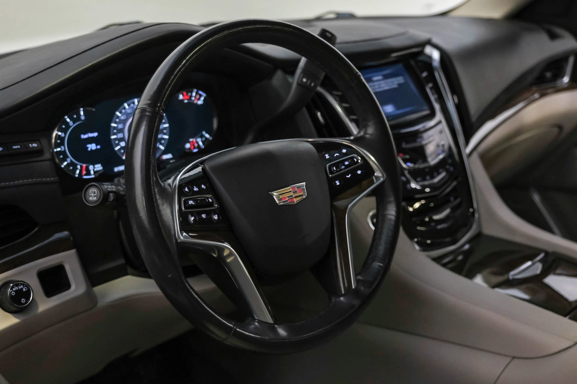 Used 2020 Cadillac Escalade Luxury RWD image 11