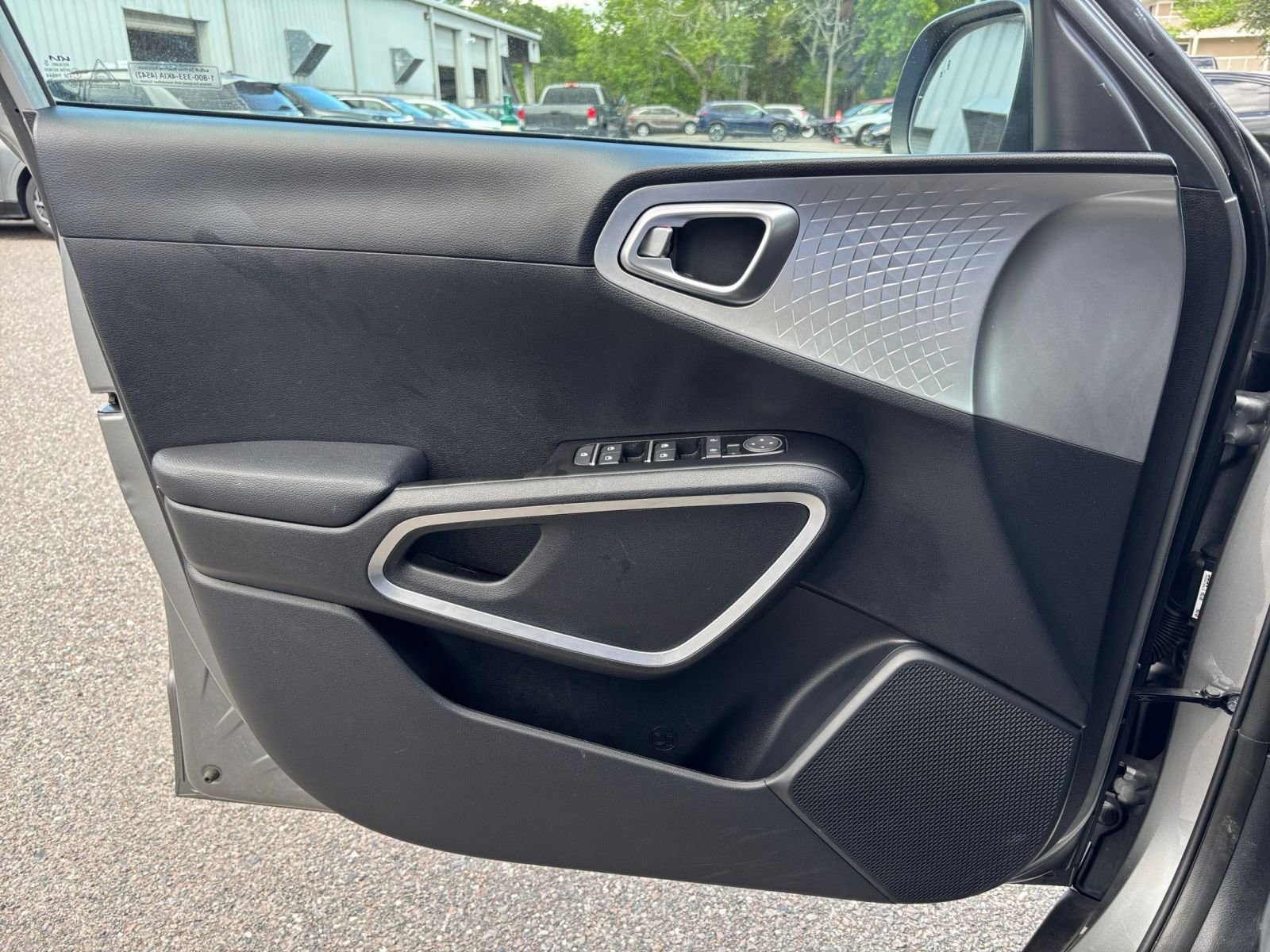 Used 2025 Kia Soul LX w/ LX Technology Package FWD image 18