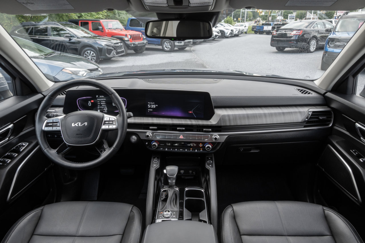 Used 2024 Kia Telluride EX w/ EX Captain's Chair Package image 2