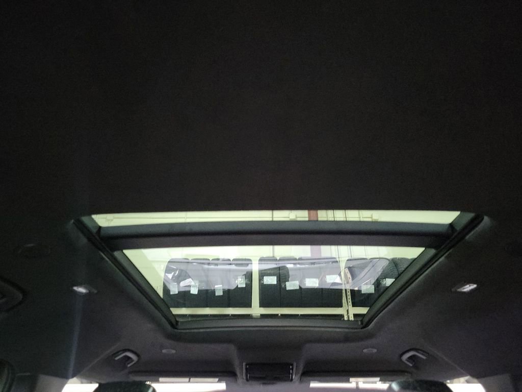 Used 2025 Land Rover Defender 110 image 27