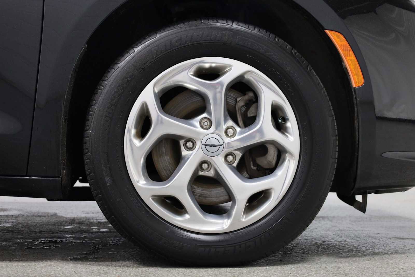Used 2021 Chrysler Pacifica Limited AWD/4WD image 12