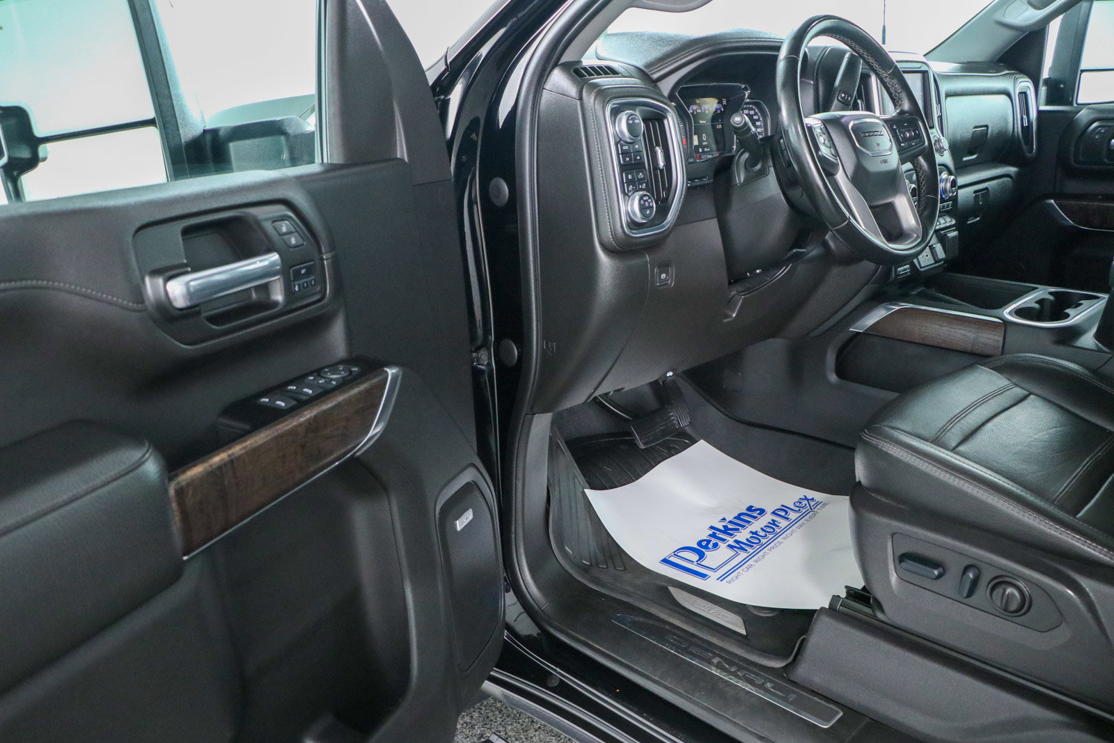 Used 2023 GMC Sierra 2500 Denali w/ Denali Ultimate Package image 3