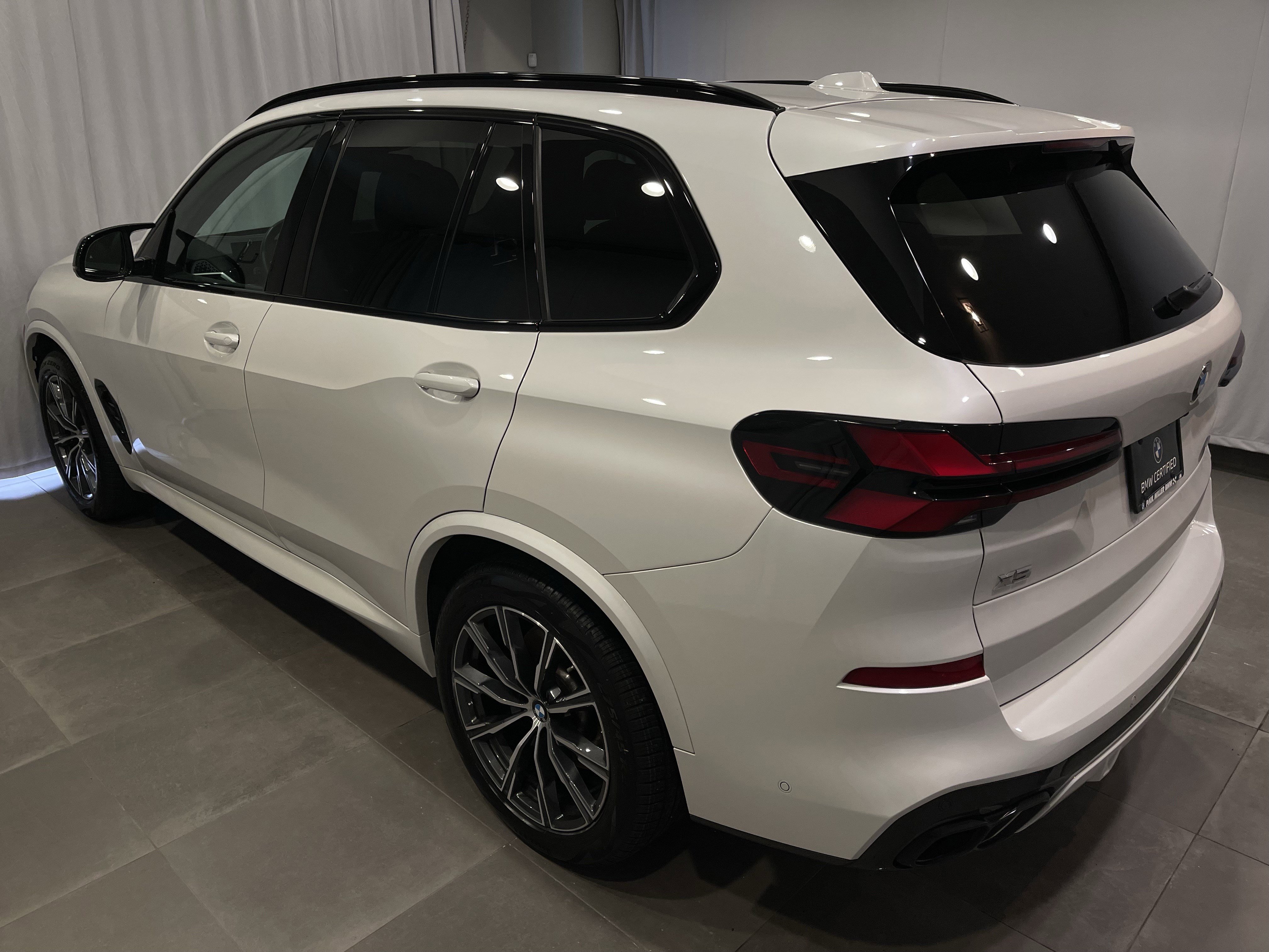Used 2025 BMW X5 M60i w/ Executive Package image 4
