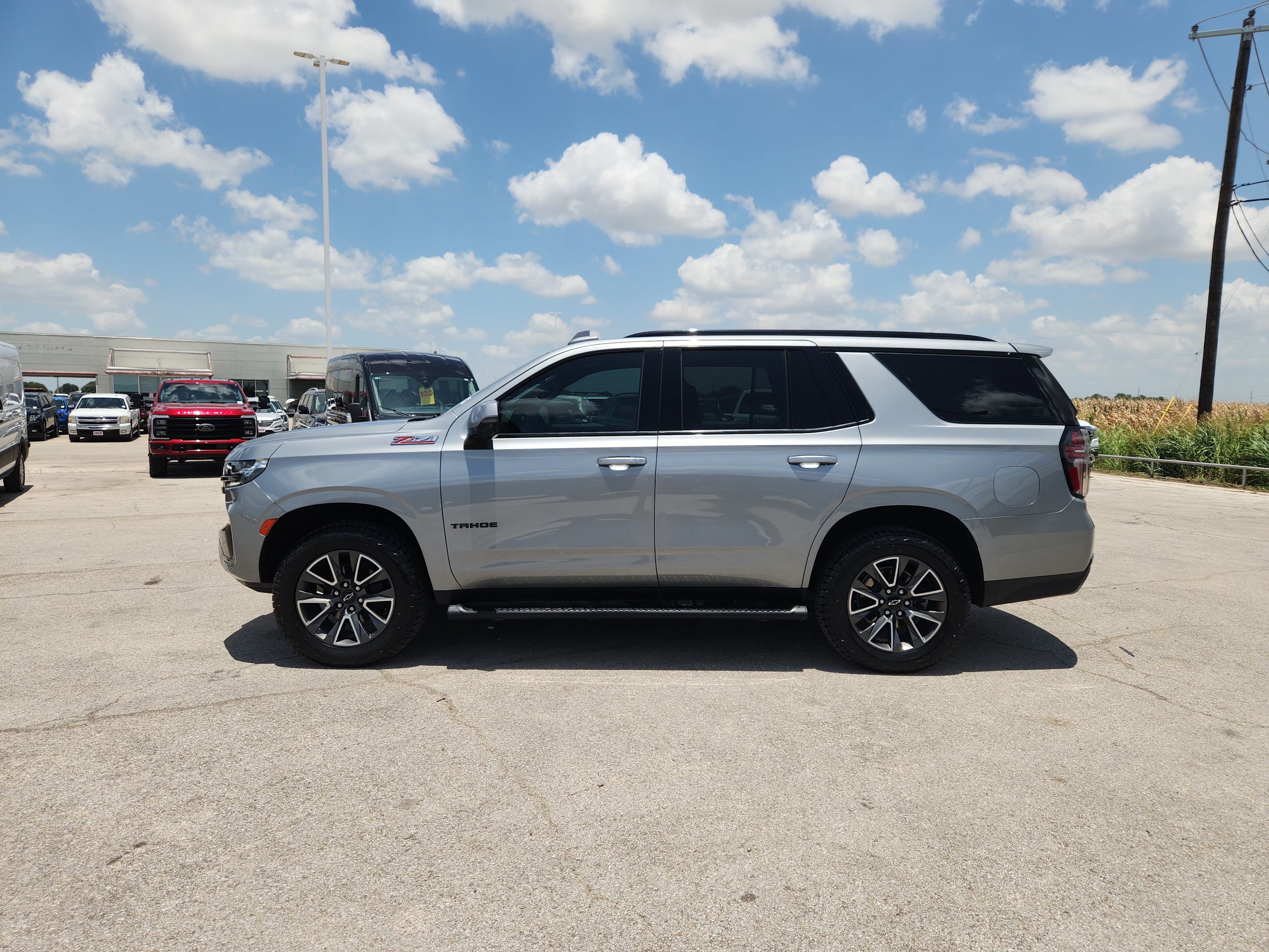 Used 2024 Chevrolet Tahoe Z71 w/ Luxury Package AWD/4WD image 4