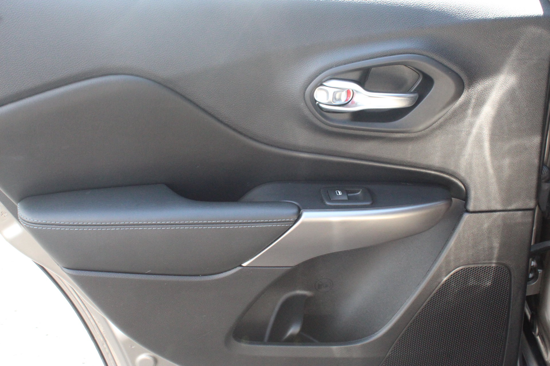 Used 2020 Jeep Cherokee Latitude Plus FWD image 23