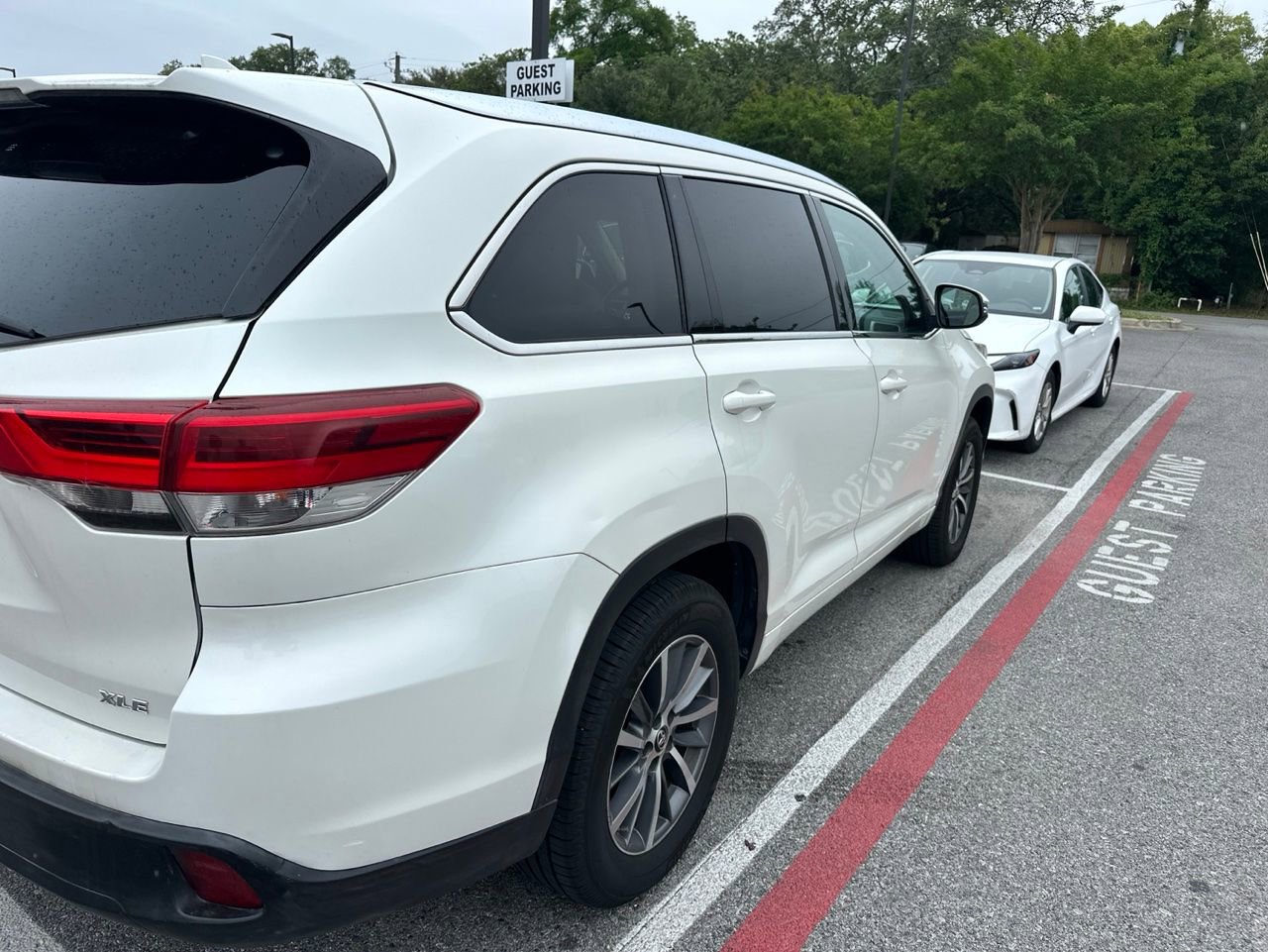Used 2017 Toyota Highlander XLE FWD image 2