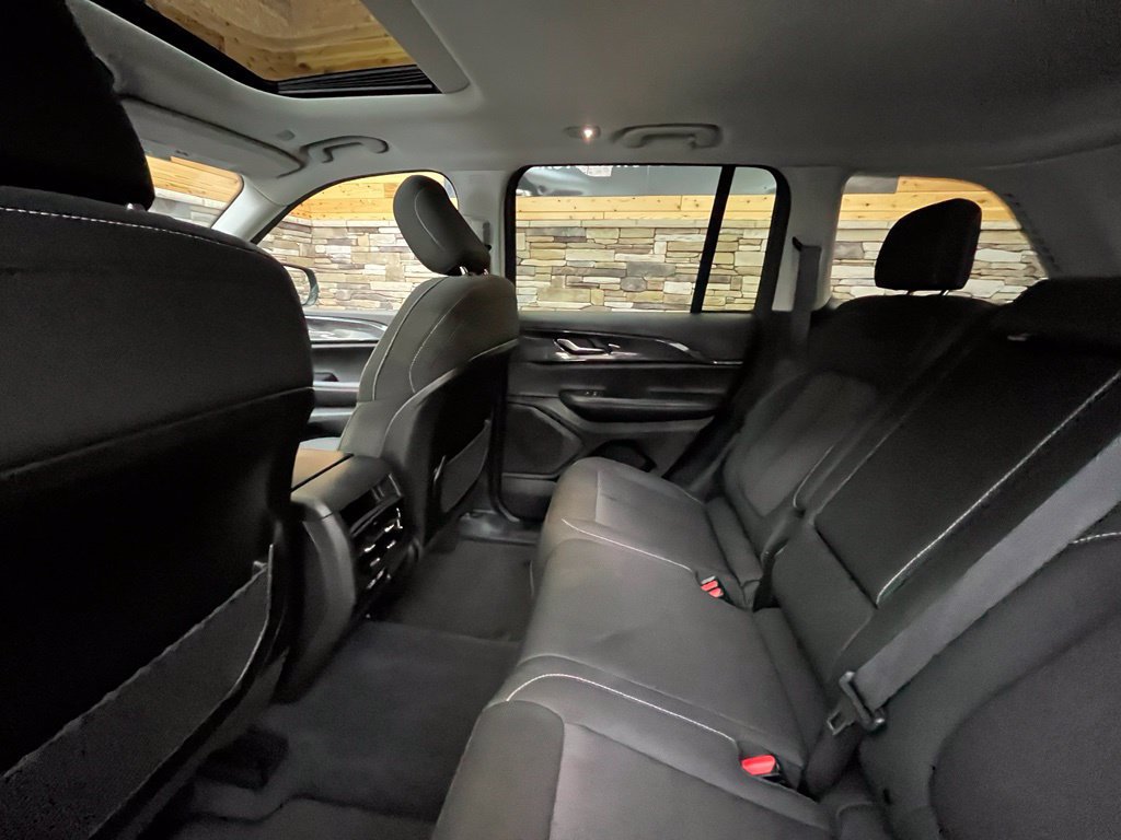 Used 2023 Jeep Grand Cherokee Laredo w/ Luxury Tech Group I AWD/4WD image 41
