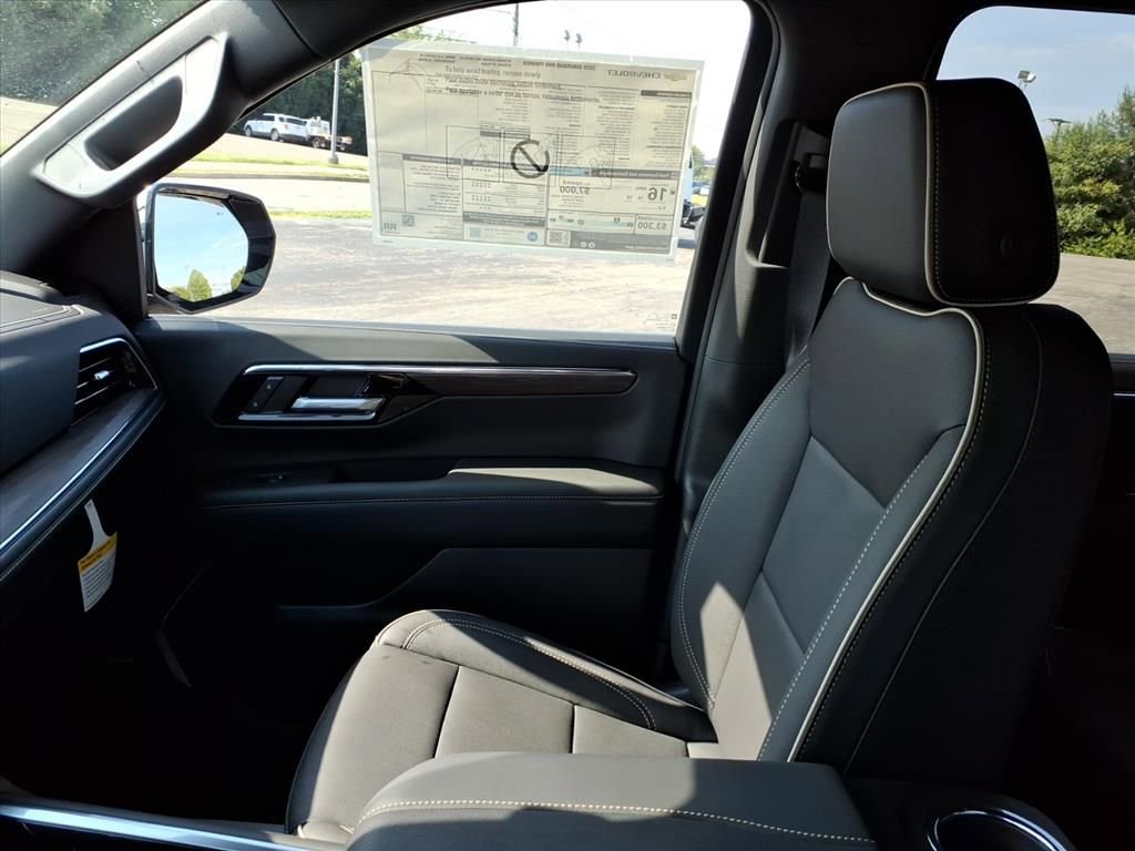 New 2025 Chevrolet Suburban Premier image 17