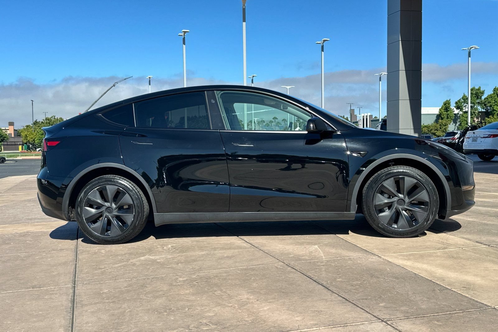 Used 2025 Tesla Model Y Long Range AWD/4WD image 3