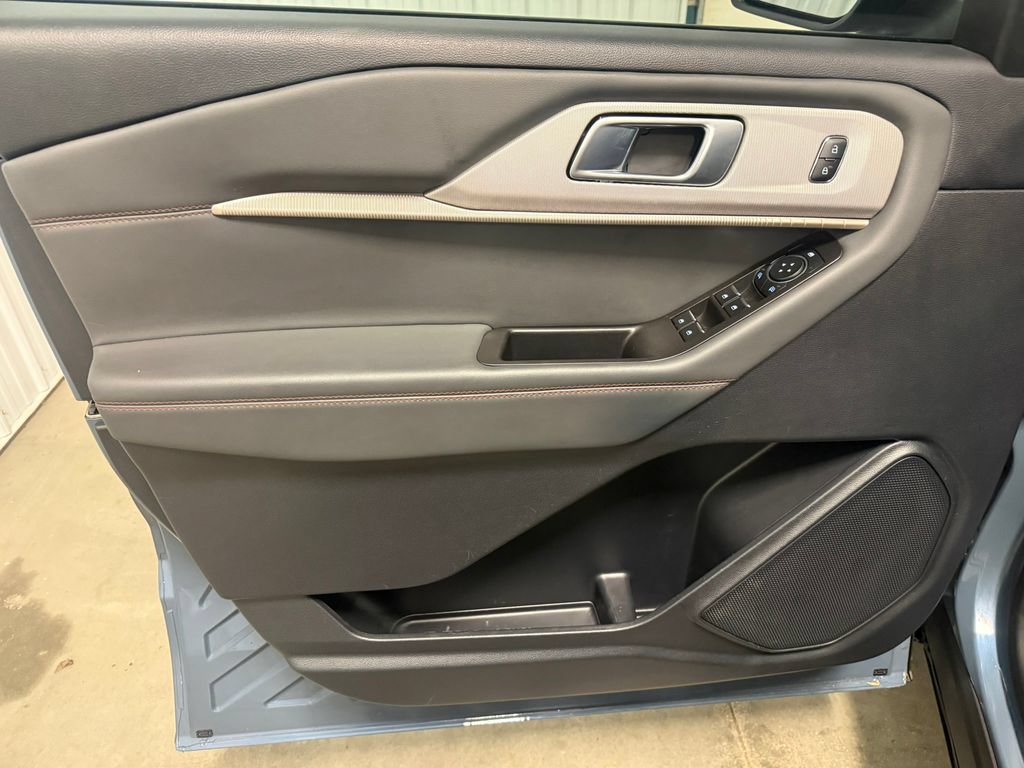 Used 2025 Ford Explorer Active AWD/4WD image 22