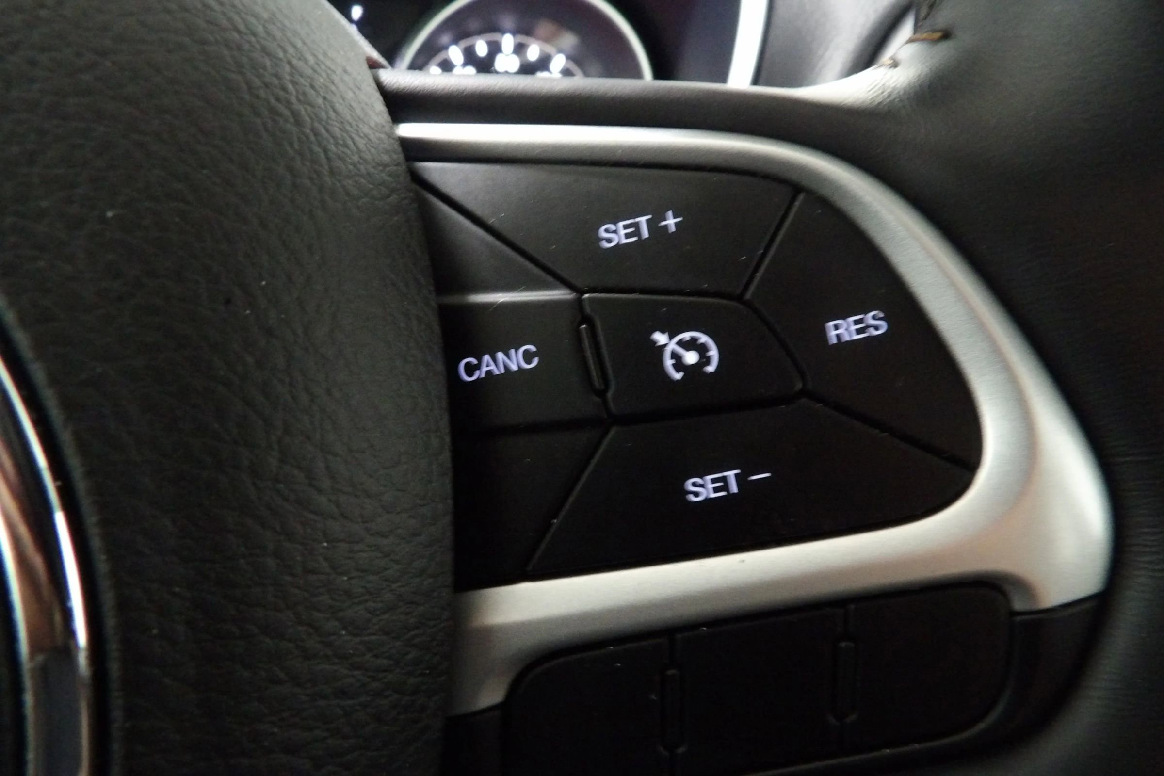 Used 2018 Jeep Compass Latitude w/ Cold Weather Group FWD image 12