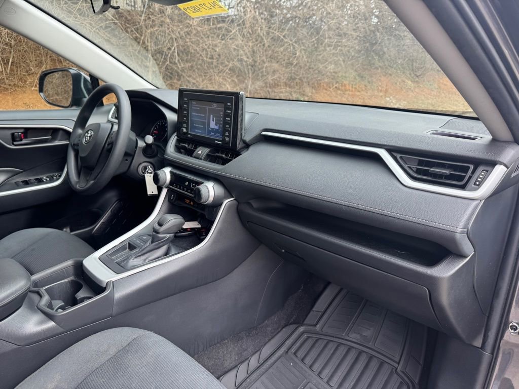 Used 2021 Toyota RAV4 LE image 10