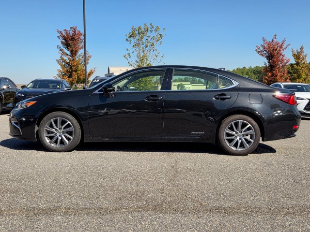 Used 2017 Lexus ES 300h w/ Luxury Package FWD image 2