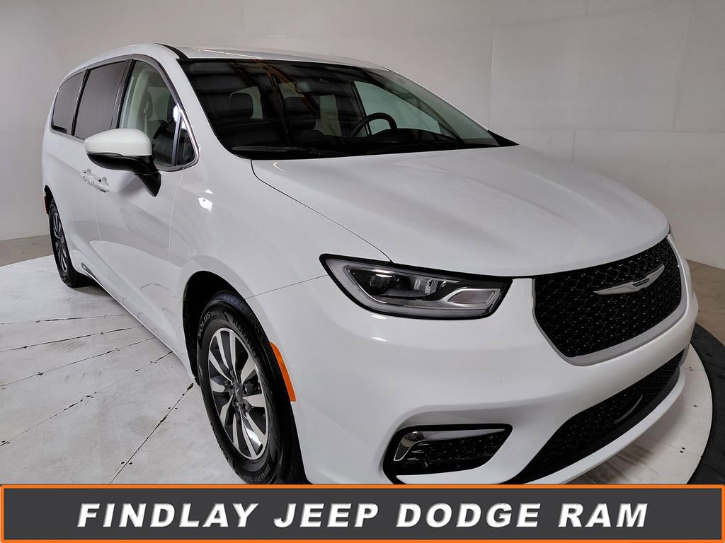 Certified 2023 Chrysler Pacifica Touring-L
