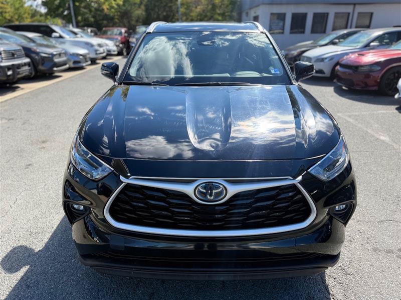 Used 2023 Toyota Highlander XLE FWD image 3